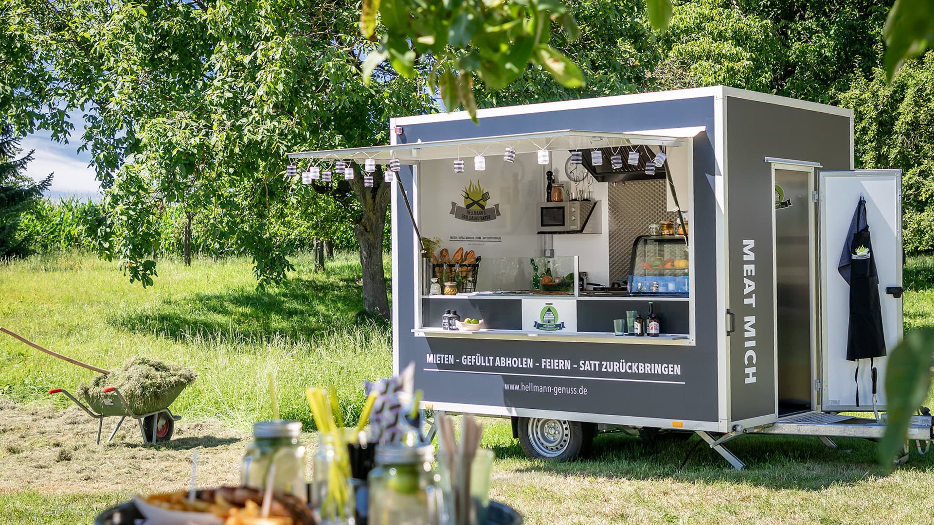 Mobiler Grillwagen für BBQ und Events im Freien, ideal für Fleischliebhaber und Grillfans.
