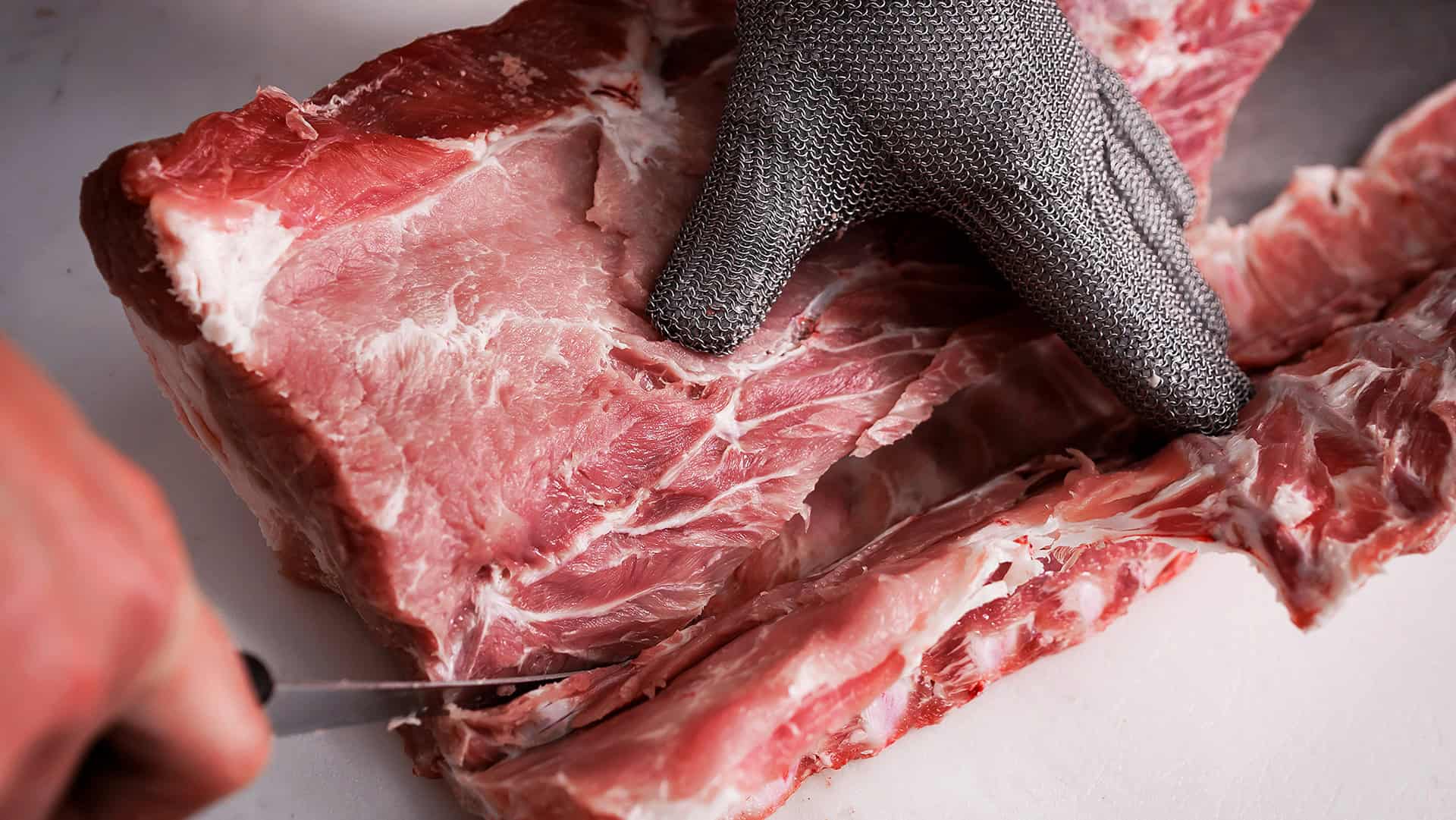 Hochwertiges Schweinefleisch, frisch und saftig, perfekt für Grill und Kochen.
